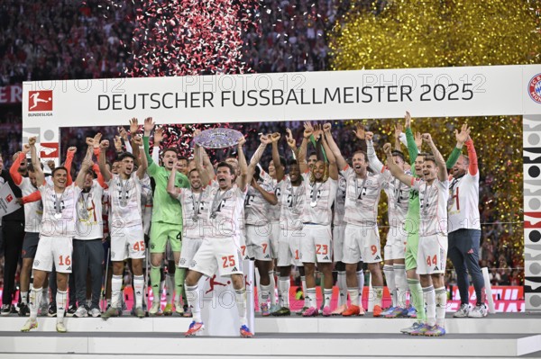 FC Bayern Munich FCB celebrates 34th championship title, championship celebration, championship trophy, trophy, cup, Thomas Müller (25) Allianz Arena, Munich, Bavaria, Germany