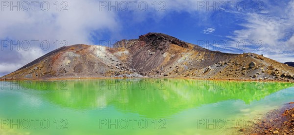 Green sulphurous Emerald Lakes and volcanio Mt Tongariro, Tongariro National Park, Manawatu-Wanganui, North Island, New Zealand
