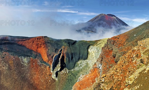 Red Crater and volcanio Mount Ngauruhoe, Tongariro National Park, Manawatu-Wanganui, North Island, New Zealand