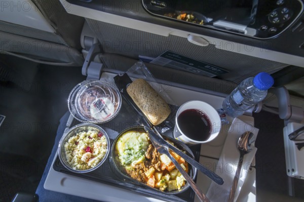 Catering on board an Etihad airline aircraft, interior, cabin. Boeing 787 aircraft, flight from Abu Dhabi to Munich. Abu Dhabi, United Arab Emirates, UAE