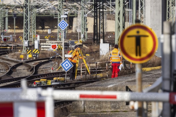 Construction work at Ulm Central Station: Until January 19, 2026, there will be no long-distance trains, regional trains will be restricted. The reason is work on the new electronic signal box. A challenge for 40, 000 travelers who use Ulm Central Station every day. Ulm, Baden-Württemberg, Germany