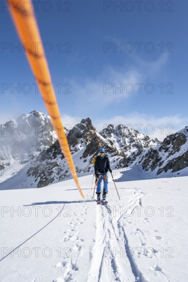 Ski tourer with rope, rope team on the Vadret da Porchabella glacier on the ascent to the summit of Piz Kesch, mountain landscape in winter, alpine tour, ski tour Bündner Haute Route, Albula Alps, Rhaetian Alps, Grisons, Eastern Switzerland, Switzerland