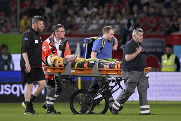 Goalkeeper Kevin Müller 1. FC Heidenheim 1846 FCH (01) is stretchered out of the stadium with a serious injury, injury, head injury, neck brace, Voith-Arena, Heidenheim, Baden-Württemberg, Germany