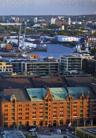 Stadtansicht von oben mit der Speicherstadt, der HafenCity und dem Hafen, Hamburg, Deutschland