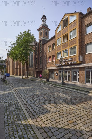 Pizzeria Pulcinella and Kreuzherrenkirche on Ratinger Straße in the historic centre of Düsseldorf, state capital, independent city, North Rhine-Westphalia, Germany