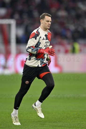 Goalkeeper Manuel Neuer FC Bayern Munich FCB (01) Warm-up training Allianz Arena, Munich, Bavaria, Germany