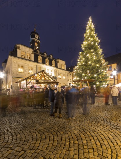 Christmas market in front of the town hall, Christmas tree on the market square Schwarzenberg, Erzgebirge, Saxony, Germany