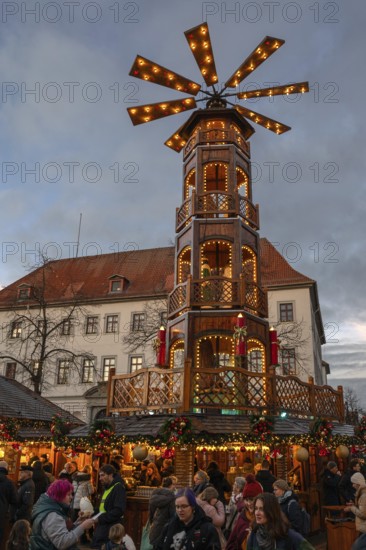 Large Christmas pyramid at the Christmas market, on the market square, Lüneburg, Lower Saxony, Germany