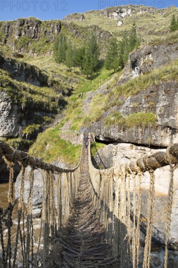 Inca rope bridge or suspension bridge Q'eswachaka over the Río Apurímac, Canas province, Peru