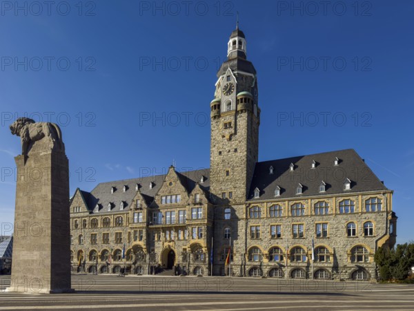 The town hall in Remscheid with the Bergisch Lion monument