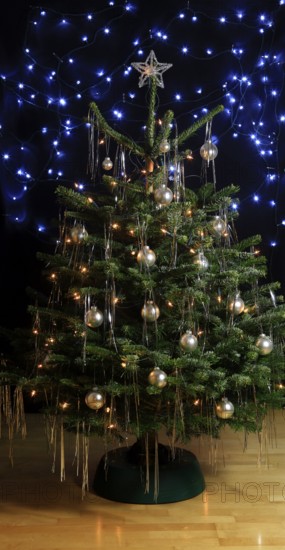 Christmas tree, decorated with tinsel and Christmas baubles, December, Advent, Germany