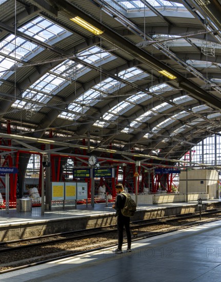 S-Bahn, platform and construction work at Berlin Ostbahnhof, Friedrichshain, Berlin, Germany