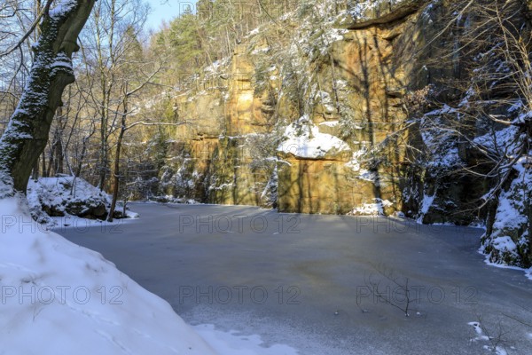 Winter at the quarry lake in Wesenitztal near Elbersdorf, Dürrröhrsdorf-Dittersbach, Saxony, Germany