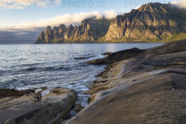 Coastal section Tungeneset, Devil's Teeth, Okshornan mountain range, Senja, Troms, Nord-Norge, Norway