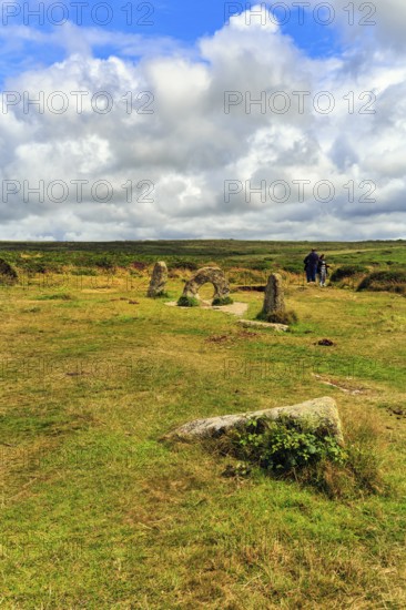Mên-an-Tol, Men an Tol, perforated stone and menhirs in a field, Bronze Age megalith, menhirs, Penzance, Cornwall, England, Great Britain