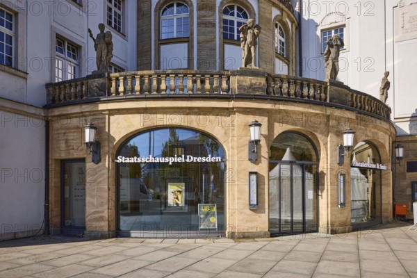 Großes Haus Staatsschauspiel Dresden, entrance area with figures, windows and lanterns, neo-baroque architectural style, Theaterstraße, Dresden, state capital, independent city, Saxony, Germany