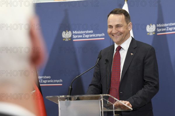 Polish Foreign Minister Radoslaw Sikorski at a joint press conference with his German counterpart, Foreign Minister Annalena Bärbock, at the Collegium Polonicum in Slubice. The two met for talks in the border region of the twin city of Frankfurt/Oder and Slubice, first on the Polish side and then on foot across the Oder Bridge, before answering questions from students at Viadrina University
