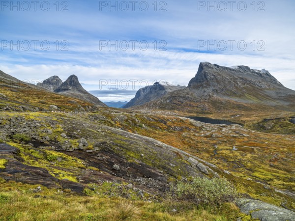 Reinheimen National Park in autumn, the mountains Vestre Stigbotthornet and Bispen, Trollstigen, Valldalen, Møre og Romsdal, Norway