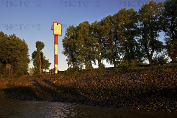 Lighthouse front light Bubendey-Ufer at the ferry terminal in atmospheric evening light, Bubendey-Ufer, Hamburg, Germany