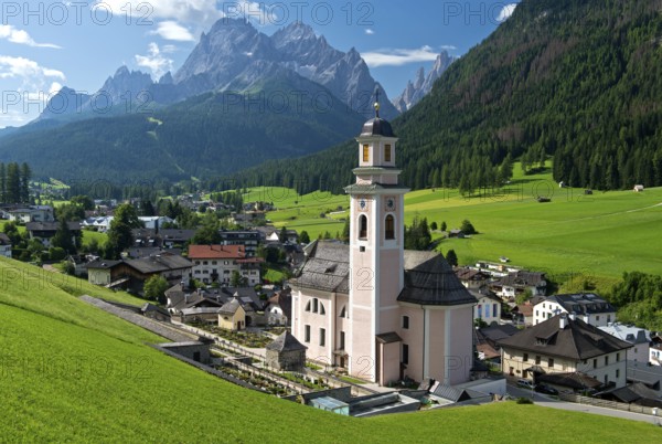 Roman Catholic parish church of St Peter and St Paul, behind the massif of the Sesto Croda Rossa, Sesto, South Tyrol, Trentino-Alto Adige, Italy