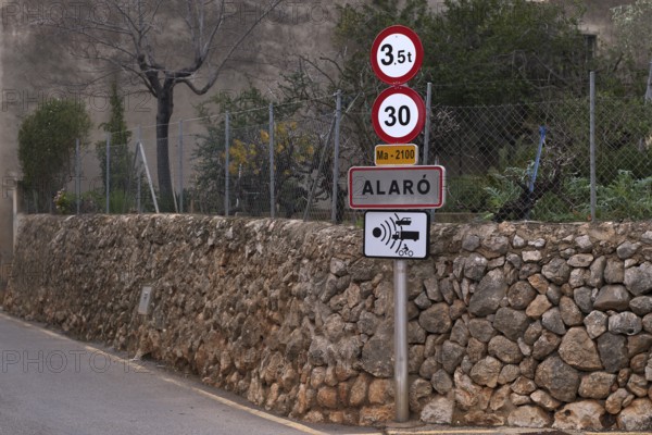 Traffic signs speed limit 30 kmh, weight limit 3, 5t and speed camera warning, speed control, on a stone wall, Alaró, Calvià, Majorca, Balearic Islands, Balearic Islands, Spain