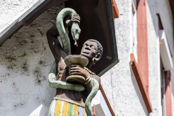 Moor in the Mohrenstraße. Figure on a building façade in Schwäbisch Hall. The term Mohr for a person of dark skin colour is only used historically today. Today, the term Mohr is seen as a racially discriminatory term. Schwäbisch Hall, Baden-Württemberg, Germany