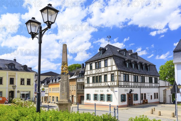 Market square with Kursächsische Postmeilensäule and Hotel Roß, Zwönitz, Erzgebirge, Saxony, Germany