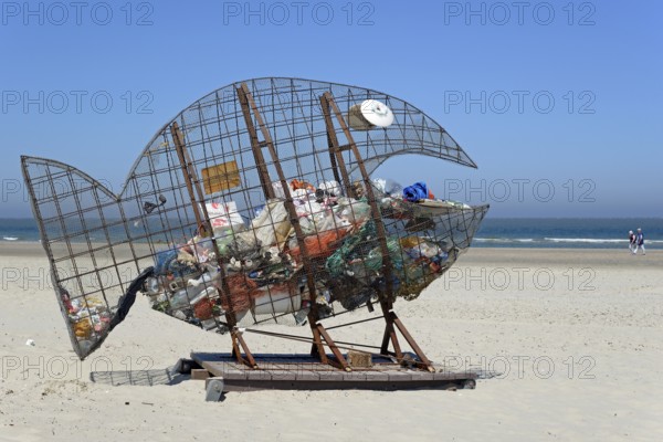 Wire sculpture as a rubbish bin on the sandy beach of Norderney, North Sea, East Frisian Islands, Lower Saxony, Germany