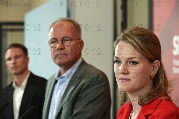 Matthias Miersch (centre), Chairman of the SPD parliamentary group, and Sonja Eichwede, one of the deputies, at the press statement in front of the parliamentary group meeting room in the Reichstag