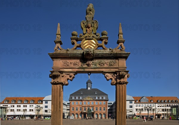 Neustadt Town Hall with the Brothers Grimm National Monument seen through the market fountain, Market Square, Hanau, Hesse, Germany
