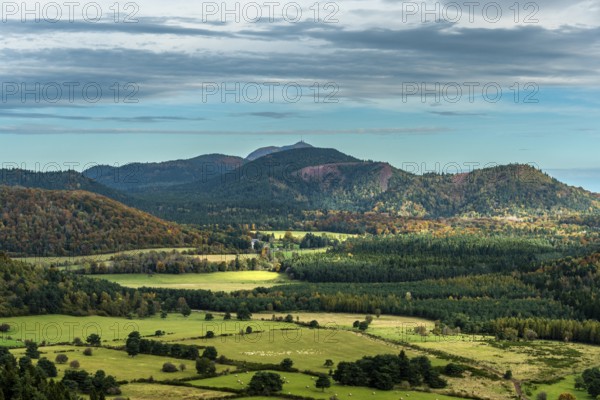 Auvergne Volcanoes Regional Natural Park. View of the Puys chain, UNESCO World Heritage Site, Puy de Dome, Auvergne-Rhone-Alpes, France