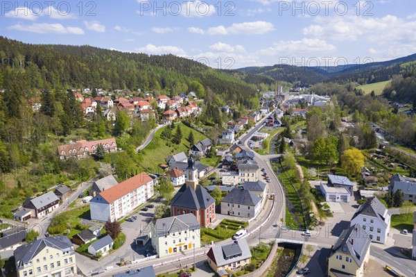 Town view with church Zur heiligen Dreifaltigkeit and single-track viaduct of the Weißeritztalbahn, valley of the Rote Weißeritz, aerial view of Schmiedeberg, Dippoldiswalde, Erzgebirge, Saxony, Germany