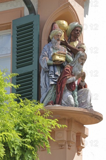 Sculpture Three Wise Men by Hans Volker Dursy 1985, Wise Men from the Orient, Balthasar, Melchior, Kaspar, Christian tradition from the Christmas story, saint, corner of a house, chalice, treasure chest, arts and crafts, rectory, Schwetzingen, Baden-Württemberg, Germany