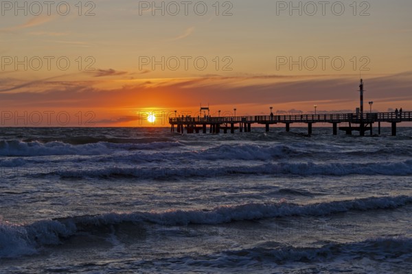 Sunset, pier, waves, swell, Wustrow, Fischland, Mecklenburg-Vorpommern, Germany