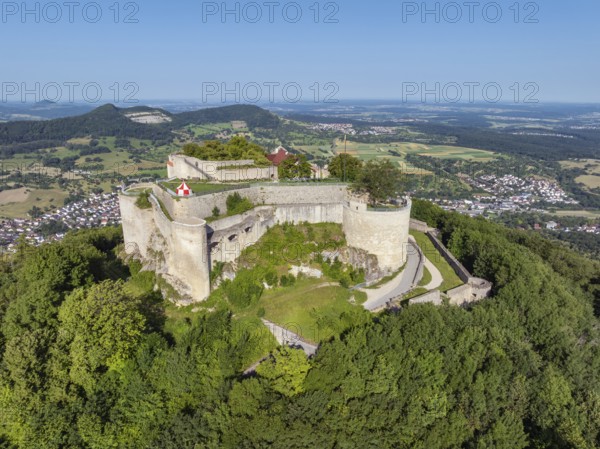 Luftbild von der hochmittelalterlichen Burgruine, Höhenburg Hohenneuffen am Albtrauf, Neuffen, Landkreis Esslingen, Schwäbische Alb, Baden-Württemberg, Deutschland