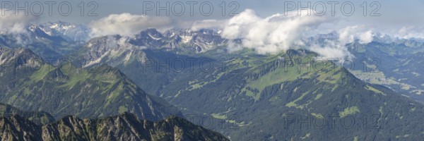 Mountain panorama from the Nebelhorn, 2224m, to the southwest to the Hammerspitzen, Kanzelwand, mountain station of the Fellhornbahn, the cloudy Fellhorn and Söllereck, Allgäu Alps, Allgäu, Bavaria, Germany