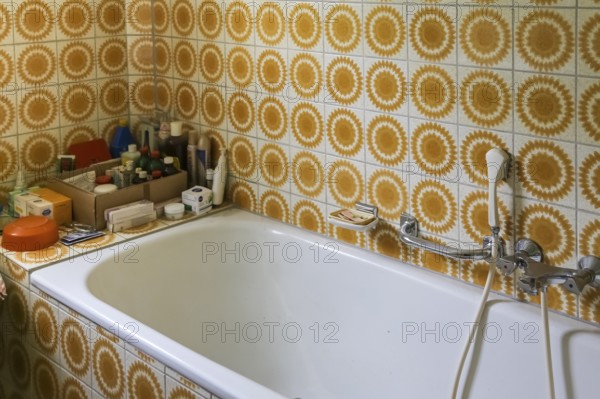 Lost Places, abandoned house, vacant building, old-fashioned bathroom, tiles from the 1970s, orange-coloured tiles, grandma's bathroom, bathtub, shower head, fittings, tap, Honau district, Lichtenstein, Baden-Württemberg, Germany