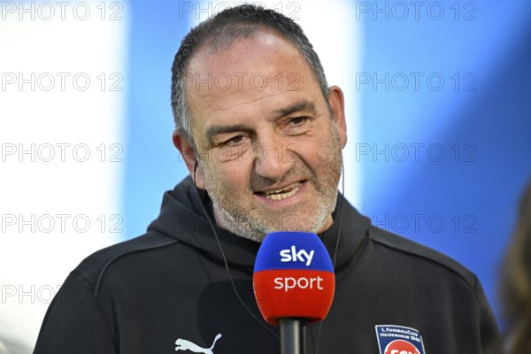 Coach Frank Schmidt 1. FC Heidenheim 1846 FCH Portrait in interview Microphone Microphone Logo SKY Voith-Arena, Heidenheim, Baden-Württemberg, Germany