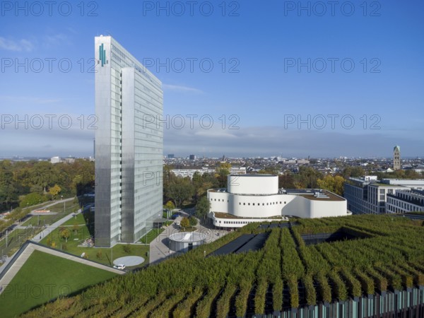 Gustaf-Gründgens-Platz mit Schauspielhaus, Dreischeibenhaus und mit Hainbuchen begrünter Kö-Bogen-II, Drohnenaufnahme, Düsseldorf, NRW, Deutschland