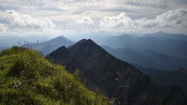 View from the summit of the Sonntagshorn, highest mountain in the Chiemgau Alps, towards the Reifelberge, Salzburger Land, Austria