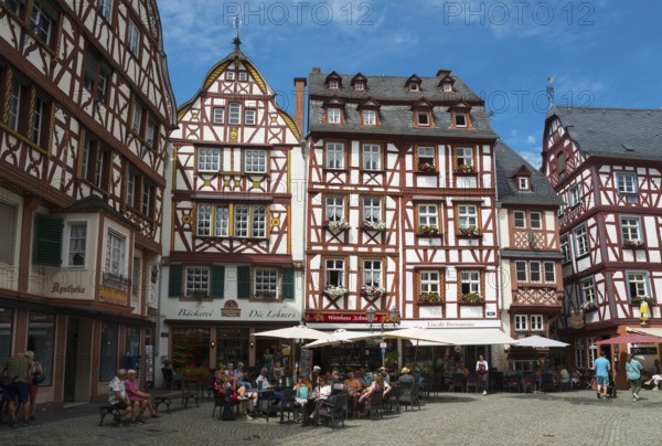 Lively square in the old town centre with half-timbered houses and cafés in sunny weather, market square, Bernkastel district, Bernkastel-Kues, Moselle, Rhineland-Palatinate, Germany