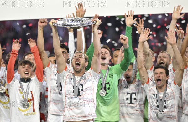 FC Bayern Munich FCB celebrates 34th championship title, championship celebration, championship trophy, trophy, cup, Harry Kane (09) Goalkeeper Jonas Urbig (40) Thomas Müller (25) Allianz Arena, Munich, Bavaria, Germany