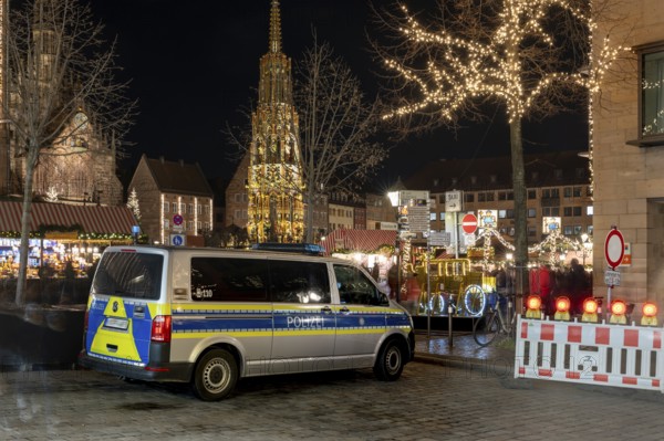 Police securing the Christkindlesmarkt, behind the Schöne Brunnen, Hauptmarkt, Nuremberg, Middle Franconia, Bavaria, Germany
