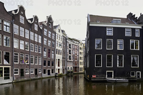 Oudezijds Voorburgwal, canal belt, historic De Wallen neighbourhood, Amsterdam, province of North Holland, Netherlands