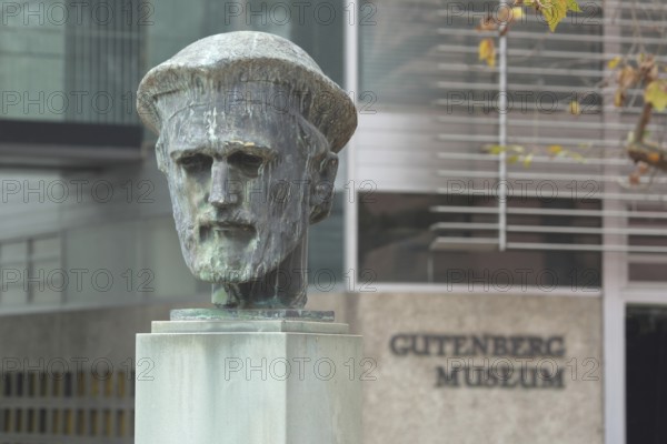 Sculpture Johannes Gutenberg by Wäinö Aaltonen 1962, Bust, head, inscription, depth of field, blur, Gutenberg Museum, Liebfrauenplatz, Old Town, Mainz, Rhine-Hesse region, Rhineland-Palatinate, Germany