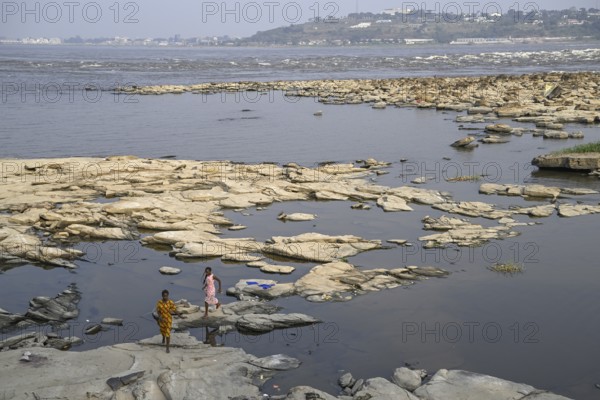 Women at the Congo River near the Malebo Pool, formerly Stanley Pool, Brazzaville, Republic of Congo