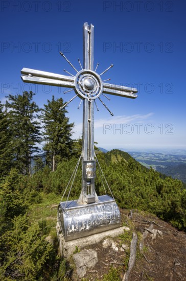 Summit cross on the Eibleck with a view of the Ochsenberg, Osterhorn group, Salzkammergut, Salzburg province, Austria