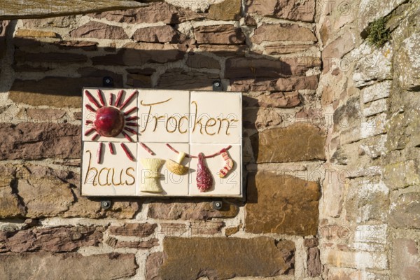 Trockenhaus, note sign for a drying house, ceramic, Wülmersen moated castle, Trendelburg, Hesse, Germany