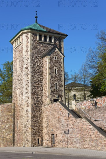 A medieval defence tower with bricks under a blue sky, defence tower, Kiek in de Köken, Museum, Magdeburg, Saxony-Anhalt, Germany