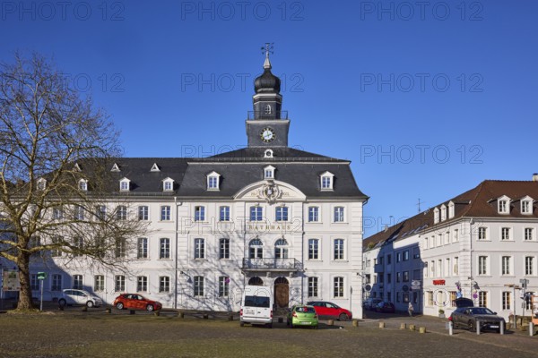 Historic town hall, Baroque architectural style, architect Friedrich Joachim Stengel, car park, vehicles, trees, blue sky, cloudless, Schlossplatz, Saarbrücken, state capital, regional association Saarbrücken, Saarland, Germany